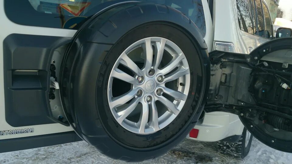 Чехол запасного колеса Mitsubishi Pajero 4 - AutoOEM.ru