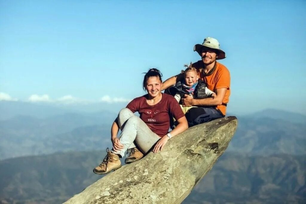 Пикник горах семья. Туризм дети. Семья на фоне гор. Гор семья. Семья на отдыхе в горах.
