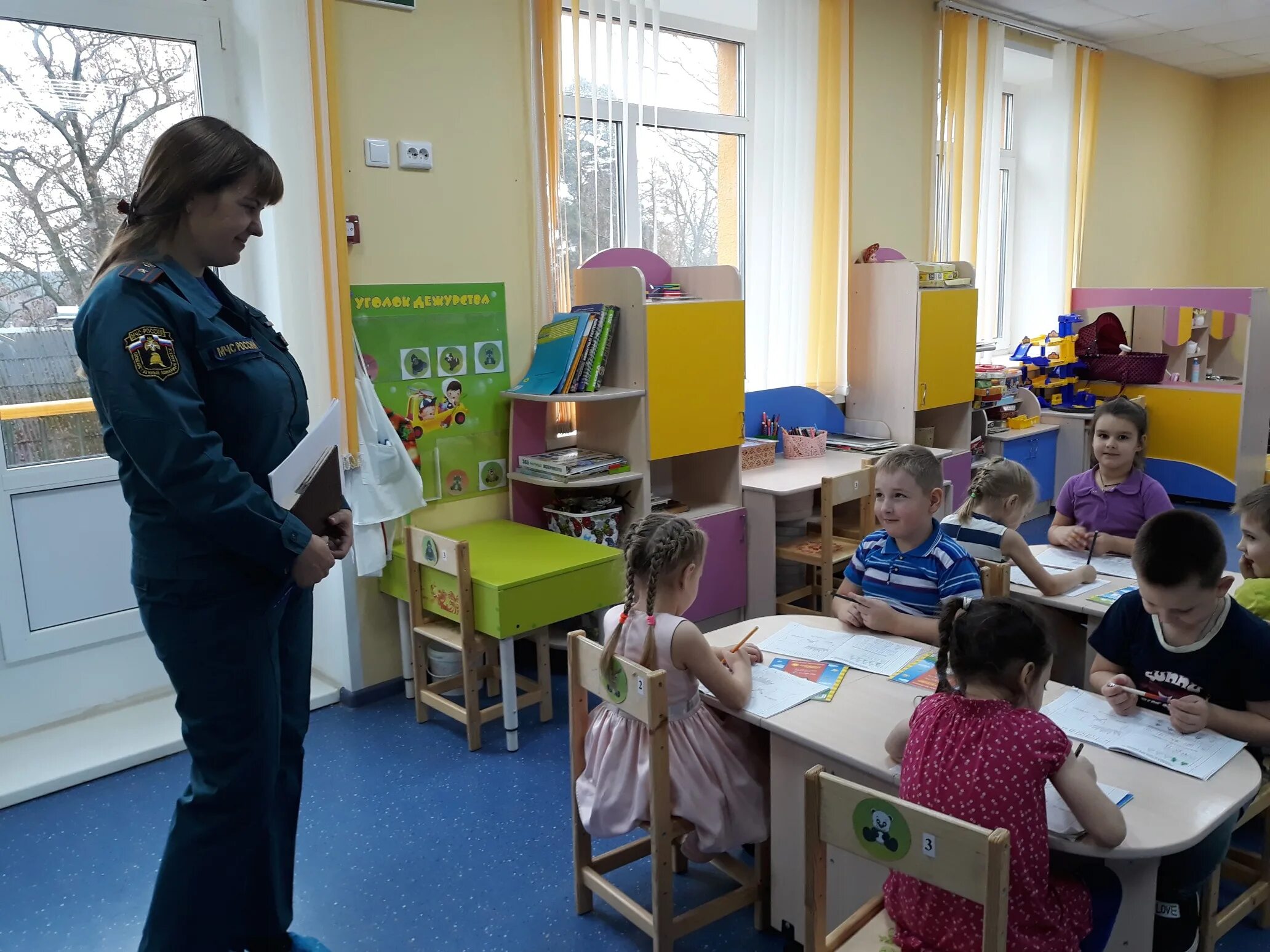 Детский офтальмолог. Проверка детских. Офтальмологическое обследование детей. Ребенок с лупой. Ребенок на приеме у офтальмолога.