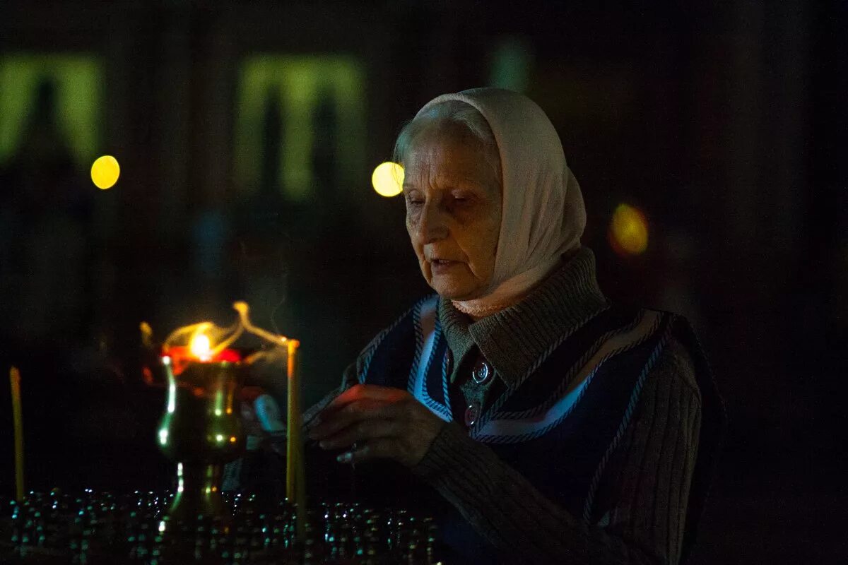 Знахарка часть 43. Старушка в храме. Бабушка в церкви. Бабушка со свечкой. Бабушка со свечкой в церкви.