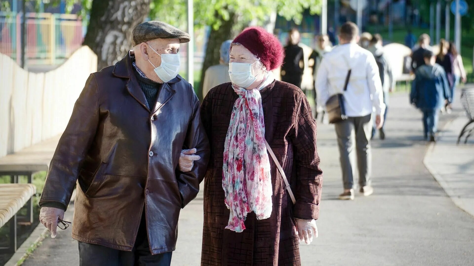 Пожилые люди в масках. Пенсионеры. Пожилые люди в городе. Пожилые люди Башкирия. Новости для пенсионеров с 1 апреля