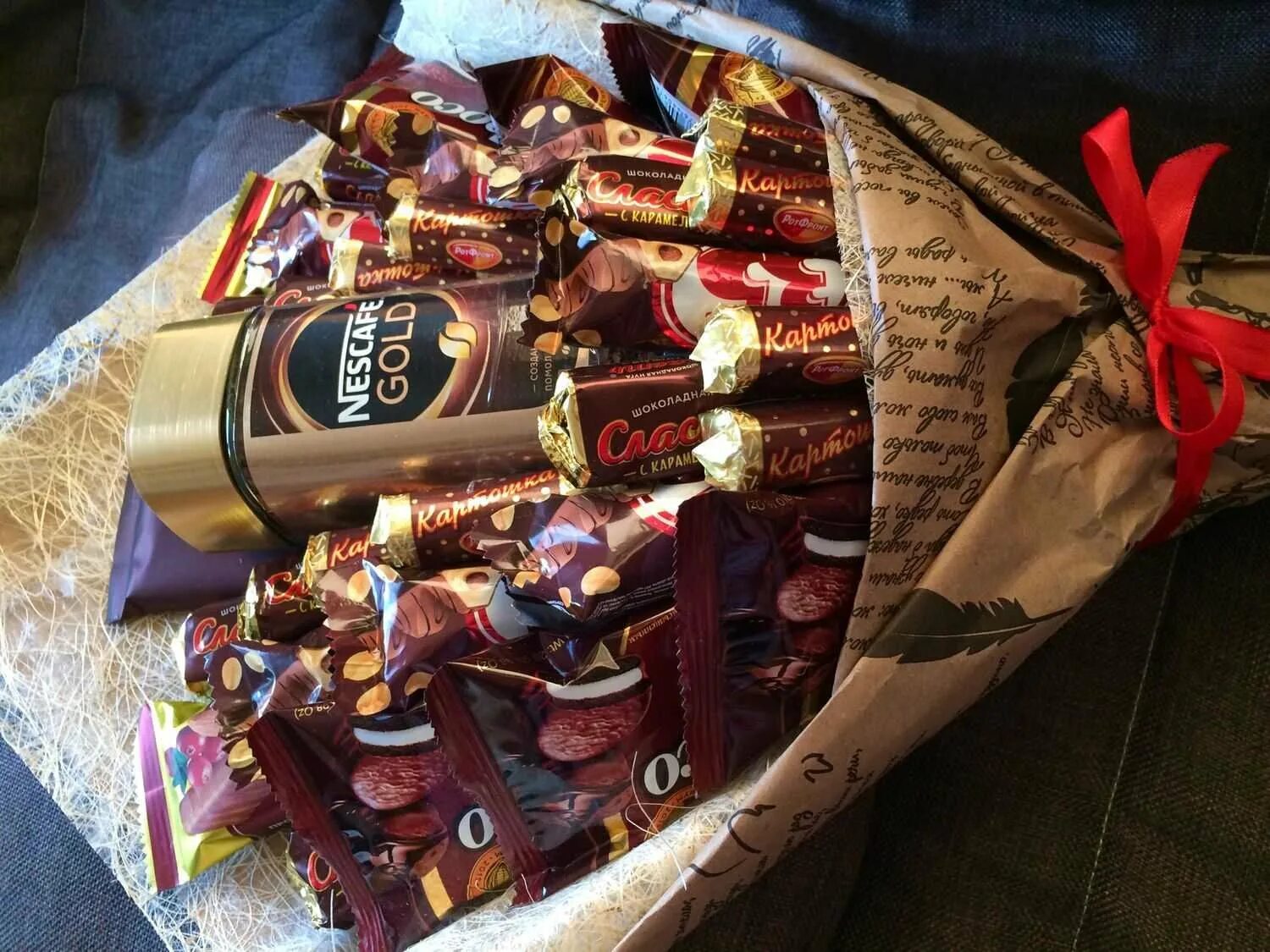 танк из конфет. подарок " мужчине". оформление коробки конфеты к 23 февраля. оригинальный подарок на 23 февраля. поделки из конфет.