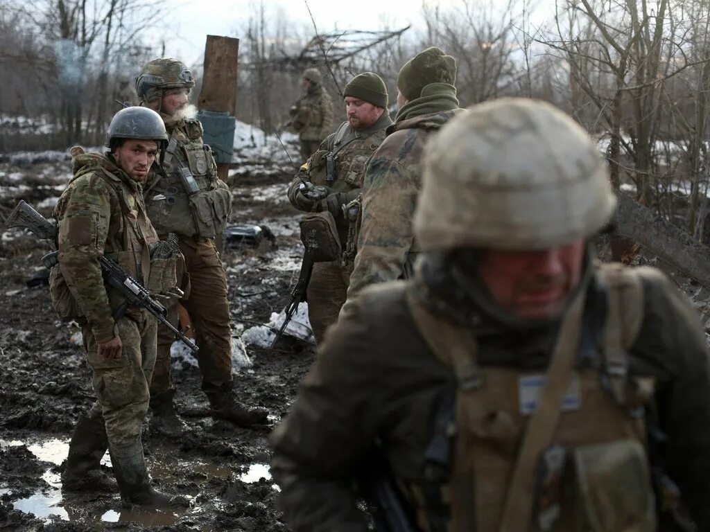 Украинские военные в бою.