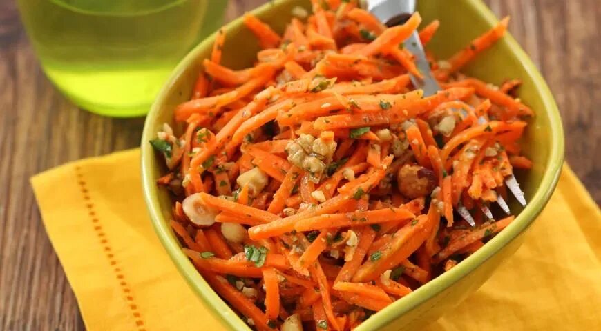 Морковь петрушка чеснок рецепт на зиму. Морковный салат с грецкими орехами. салат с морковкой и чесноком. салат с морковью и грецкими орехами. салат из моркови с мёдом.