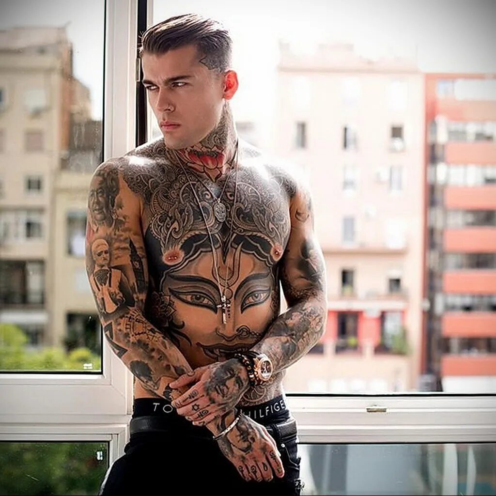 Рикки холл с девушкой. Стивен джеймс за рулем. Два татуированных парня. Стивен джеймс 2021. Стивен джеймс модель.