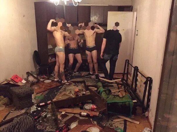 Шалашовки приехали на съемную хату и получили в дырки стволы мужчин на мальчишнике