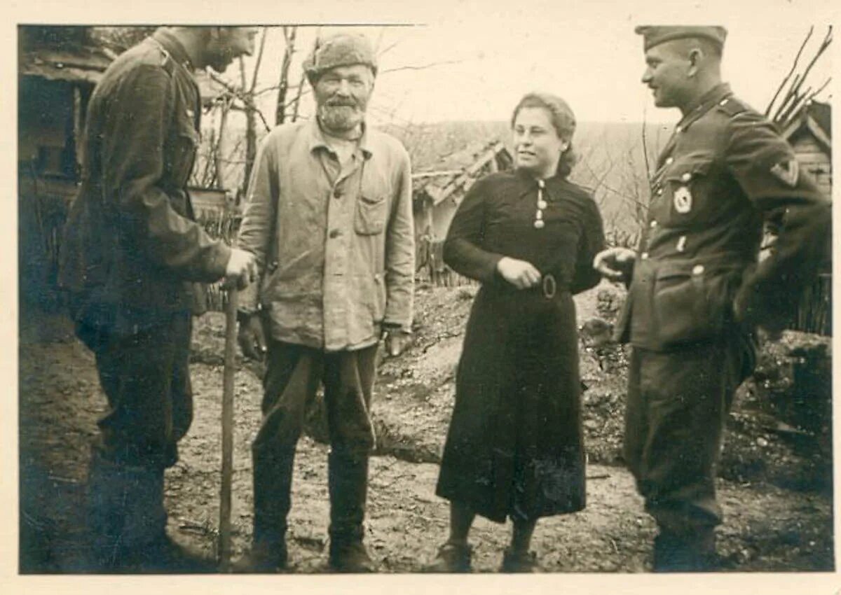 Советский человек в оккупации. Украинские деревни в оккупации 1941. Немецкие солдаты на оккупированных территориях. Военные преступники ВОВ.