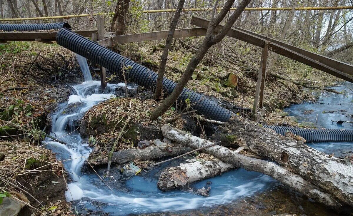 Скинули в реку. Химические отходы в реке. Сточные воды. Сточные воды загрязнение.