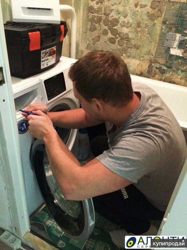 Ремонтник стиральных машин. Мастер стиральной машинки. Починка стиральной машины. Неисправные стиралки. Стиральных машин ustanovka.