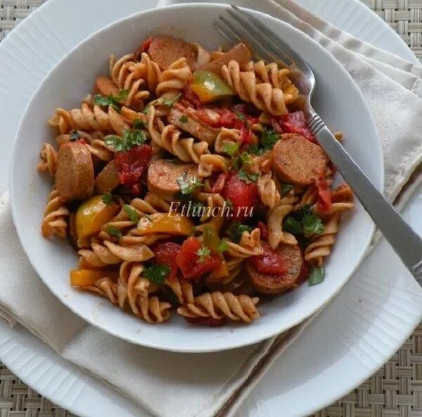 Лапша с колбасой рецепт. Макароны с колбасой. паста с колбасками. паста с охотничьими колбасками. спагетти с охотничьими колбасками.