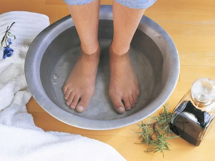 Ножная ванна для ног. Ноги в тазике с горячей водой.