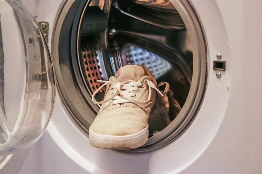 Стиральная машина для обуви. Кроссовки в стиральной машине. Стирка кроссовок в стиральной машинке. Постирать кроссовки в стиральной машине. Какие кроссовки можно стирать в машине