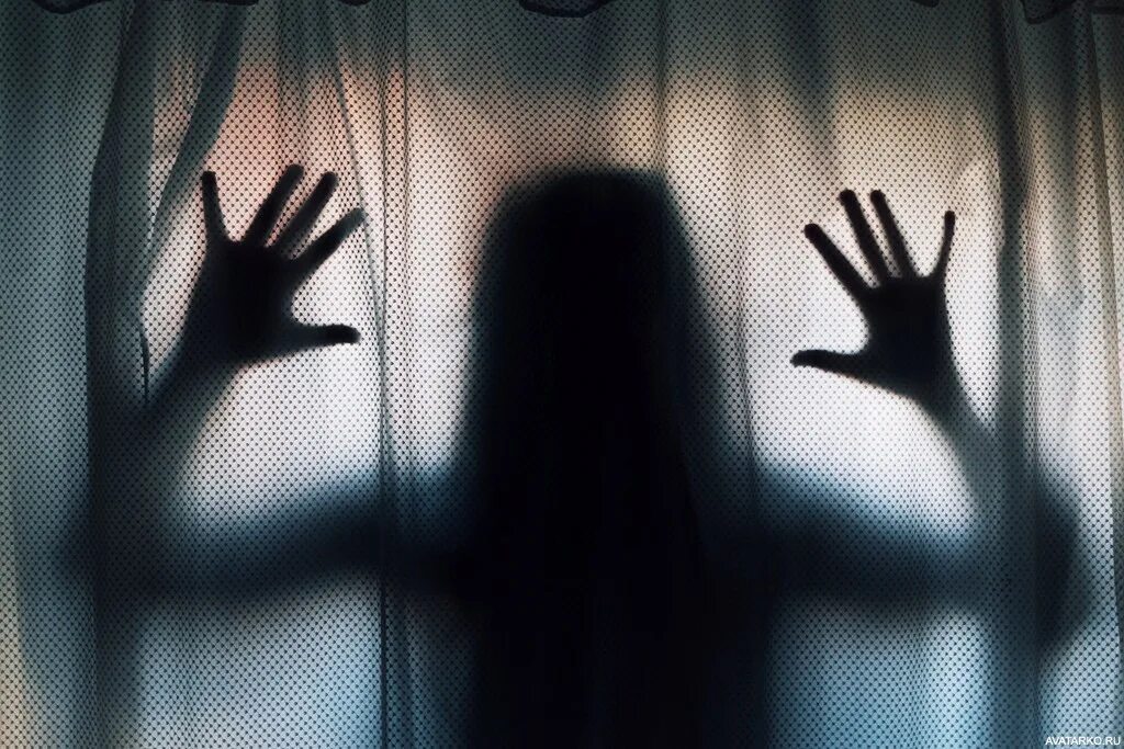 Страшная комната с тенью человека. Силуэт в темной комнате. Тень прошла в комнату. Тени руками на стене. Тень за дверью.