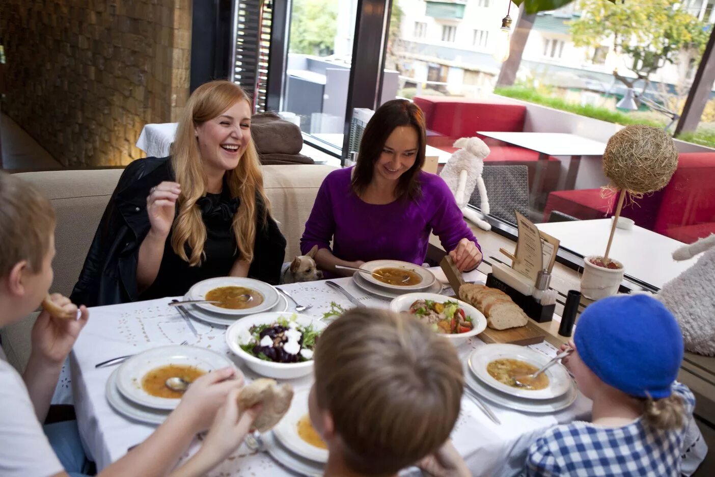 Friends dining. Семейный ресторан. Семейный обед в кафе. Они обедают в ресторане. Семья в ресторане.