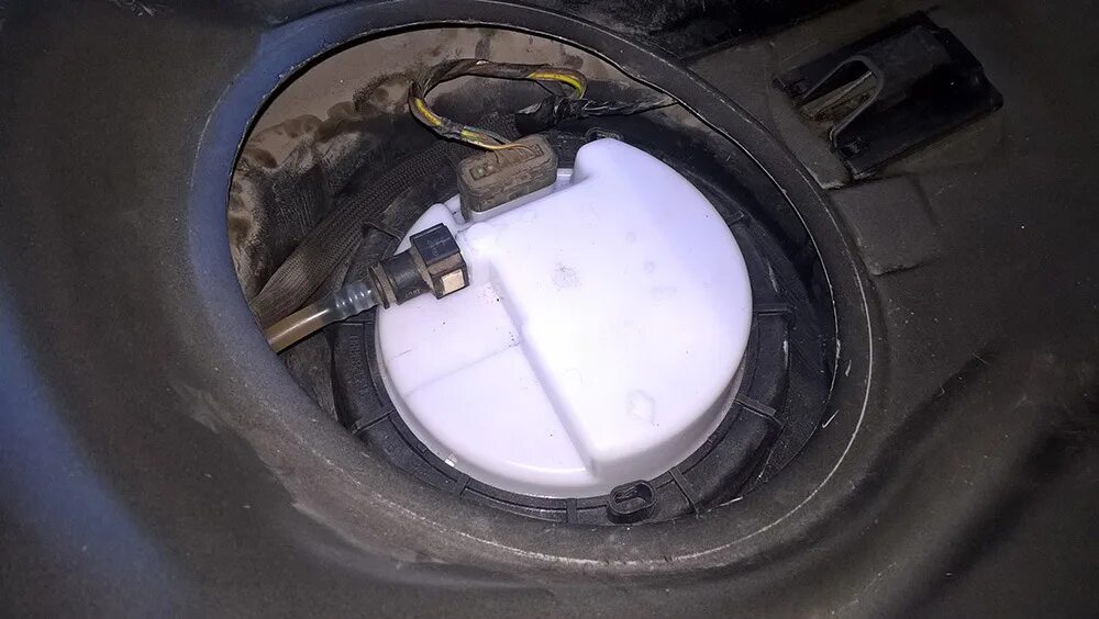 Насос топливный peugeot 307. Замена топливного насоса пежо. Колодка бензонасоса пежо 307. Топливный насос пежо 308 2008. Топливный насос peugeot 308.