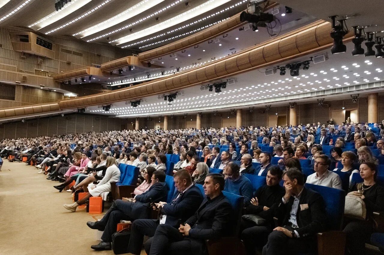 Кремлевский концертный зал сайт. Большой Кремлёвский дворец концертный зал. Кремлевский дворец большой зал. Съезд специалистов по охране труда в Кремле 2022. Зал управления.