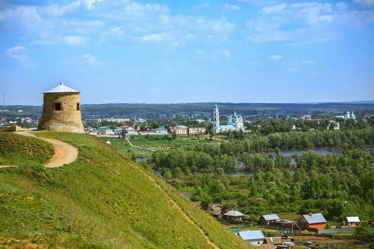 В каком городе находится елабуга. Город Елабуга Татарстан. Елабуга вид счертового городищя. Елабуга Татарстан достопримечательности. Чёртово Городище Елабуга.