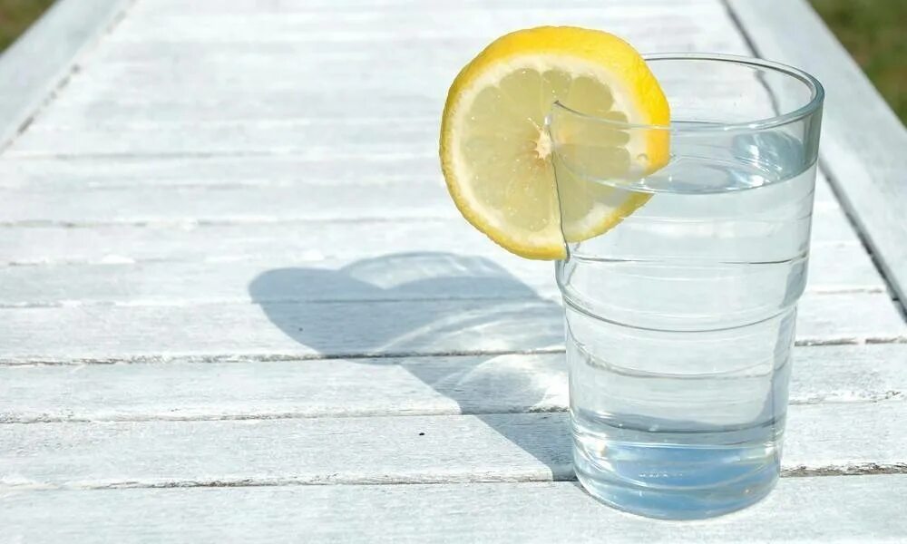 Утром натощак польза. Вода с лимоном. Стакан воды. Стакан с лимоном. Водичка с лимоном.