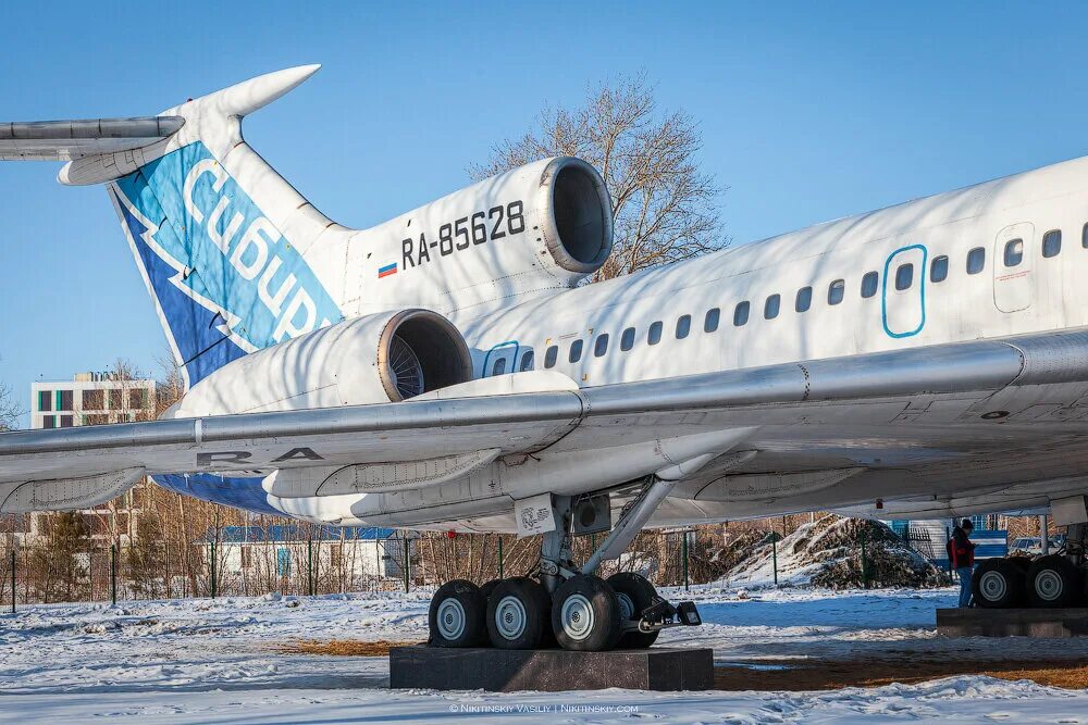 Отзывы аэропорт новосибирска. Самолёт Толмачево Новосибирск. Аэропорт Новосибирск самолет. Толмачёво аэропорт самолеты. Новосибирск аэропорт музей.