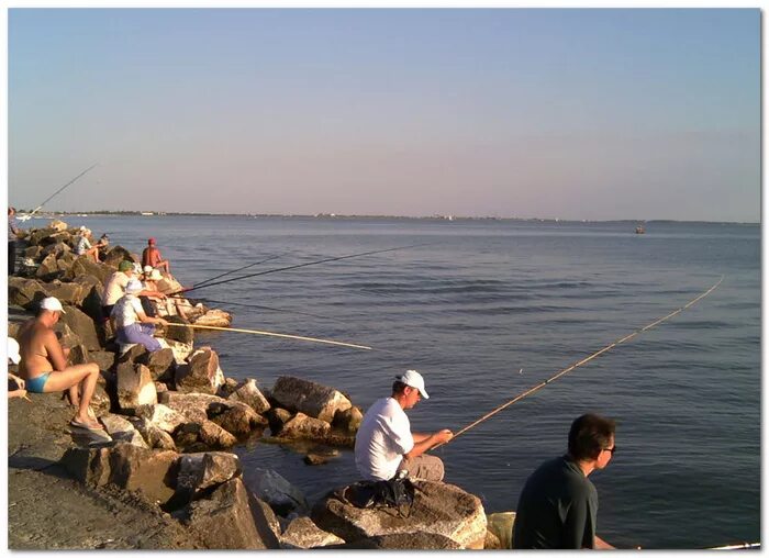 Ловля бычка на Азовском море с берега. Ловля рыбы в Крыму. Рыбаки Азовского моря. Рыболовство в Крыму. Ловим рыбу в крыму