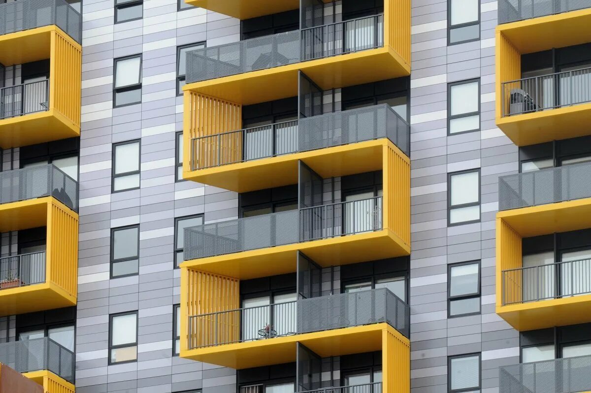 Дом серо желтый. Фасады многоэтажных жилых домов. Современные фасады многоэтажных жилых домов. Отделка фасадов многоэтажных домов. Вентилируемые фасады многоэтажных домов.