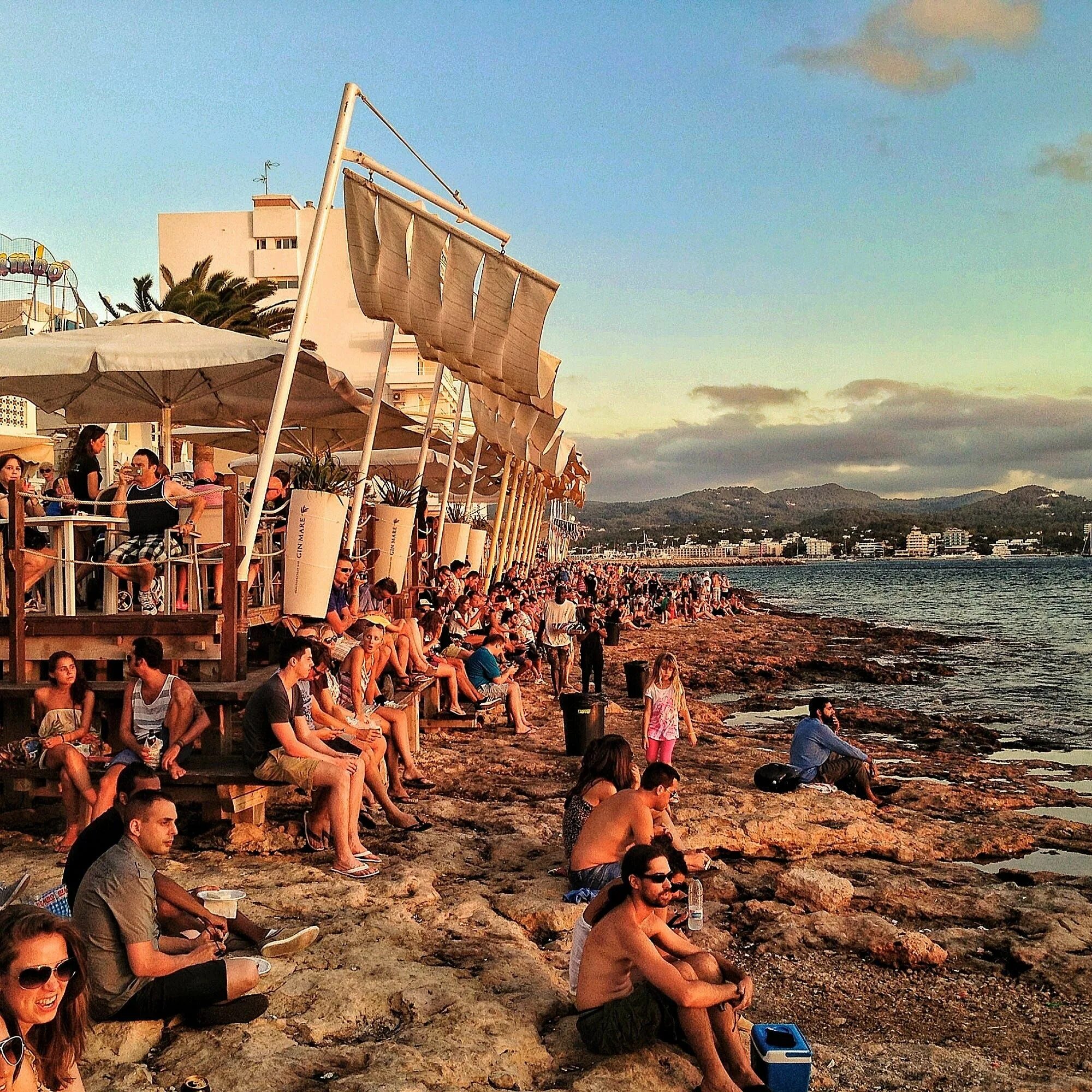 Cafe del mar ibiza. Ибица рассвет. Cafe del mar ibiza. Cafe del mar ибица фото. «cafe del mar» на ибице.