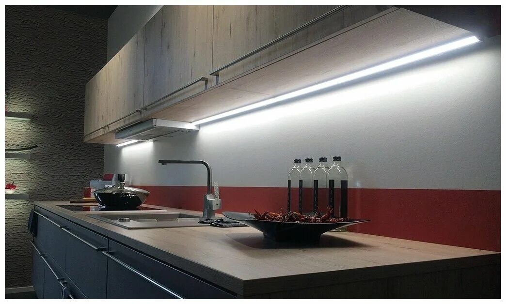 Кухня без подсветки. Светодиодная лента над столешницей. Светодиодный светильник NETXT С сенсорным выключателем (900 мм,. Подсветка для кухни под шкафы светодиодная икеа. Подсветка под кухонными шкафами.