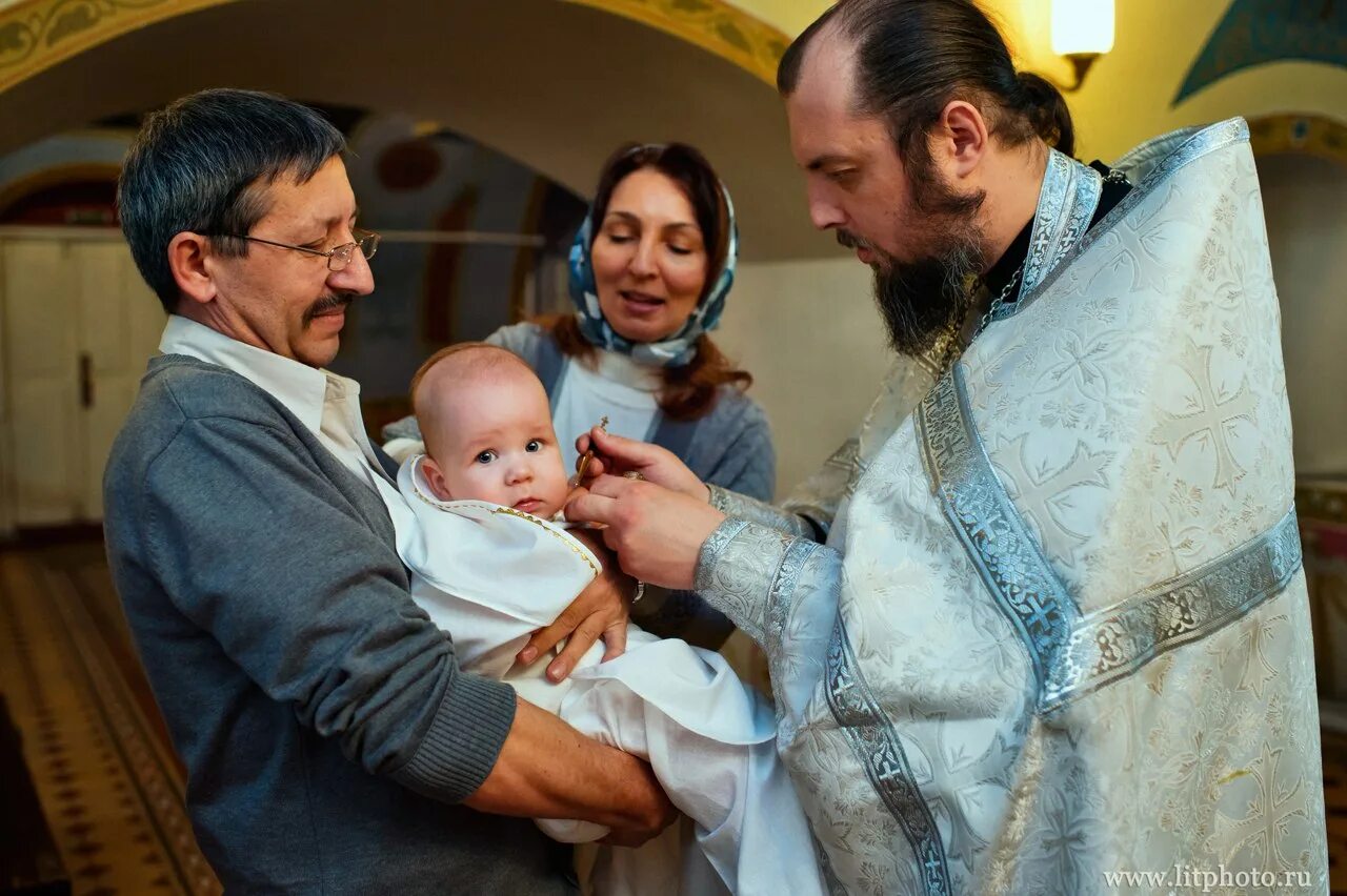 Ребенка крестили в храме на Комсомольском проспекте. Крещение ребенка видео Сасово 2020. Крещение ребенка одежда крестных родителей. Крещение ребенка зимой фото.