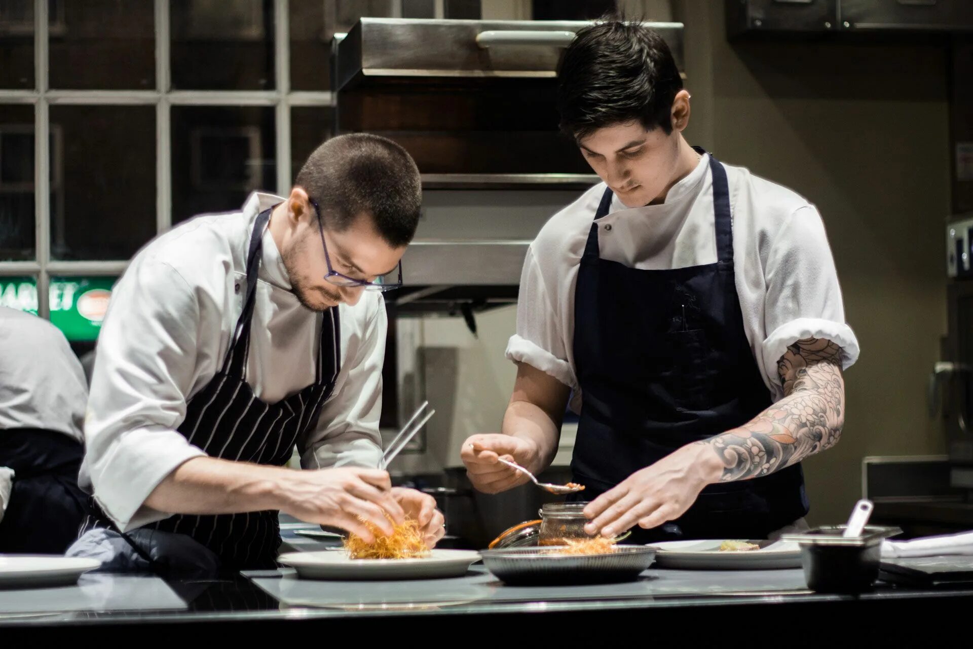 The cook asks the cook. Джихан Дениз шеф повар. Современный повар. Процесс готовки. Повар готовит.