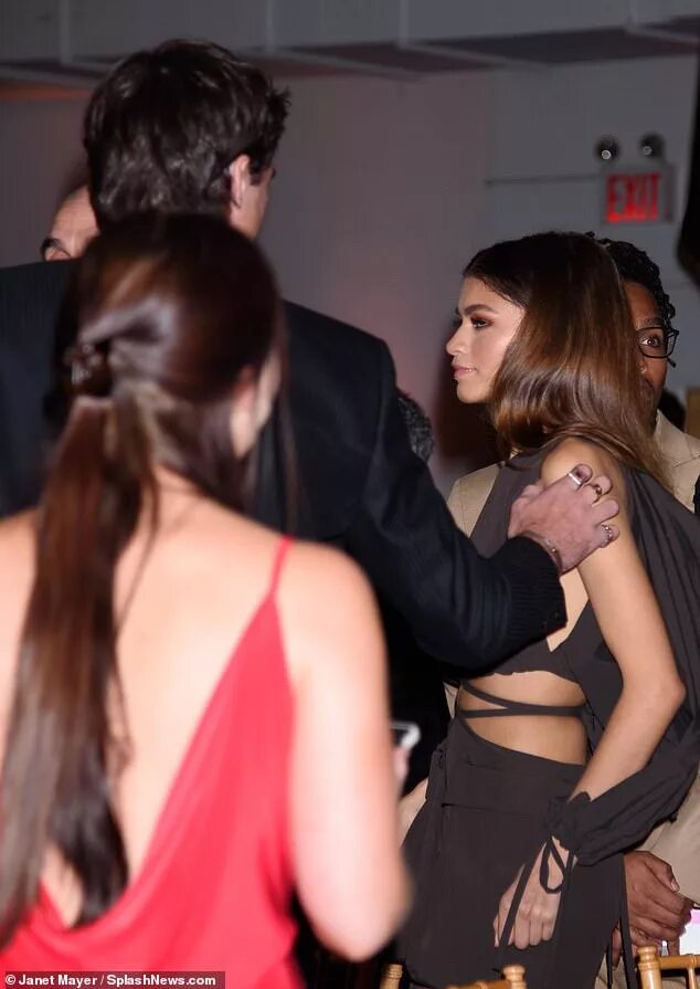 Зендая целуется с двумя парнями. Zendaya and jacob. jacob elordi and zendaya. зендая и джейкоб. зендая и джейкоб элорди поцелуй.