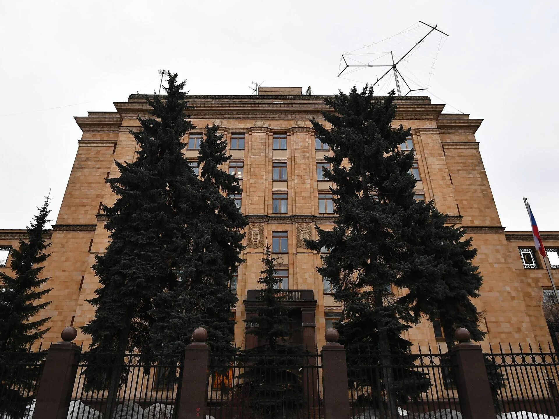 Москва чехословакия. Посольство Чехии в Москве. Посольство Чехословакии в Москве. Генеральное консульство России в Чехии. Здание посольства России в Чехии.