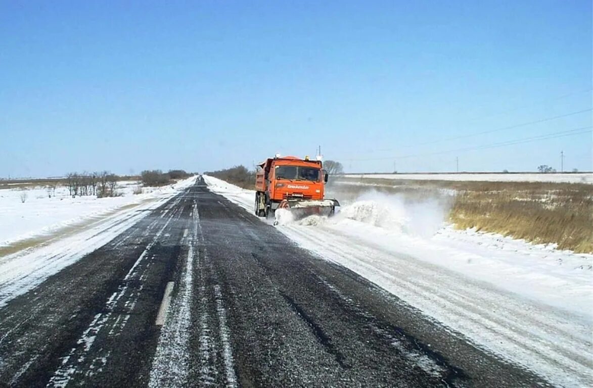 Дорога очищена от снега. Трассу расчистили. Очистка дорог от снега. Чистка дорог от снега КДМ. Автодор зимой.