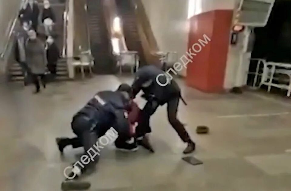 Нападение на полицейских сегодня в подмосковье. Драки в Московском метрополитене. Полиция в метро.