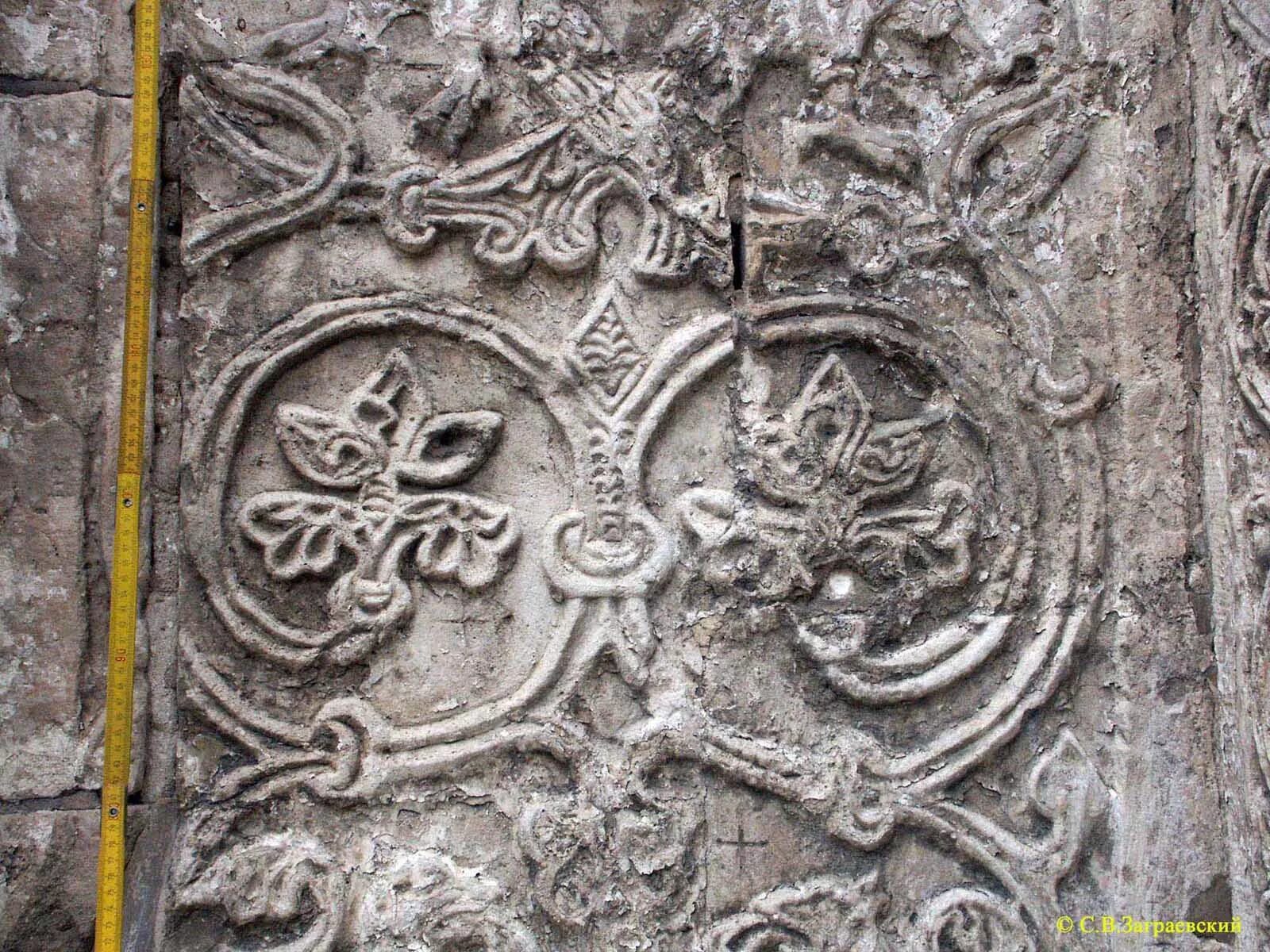 Русский рельеф. Барельеф симург. Белокаменная резьба дмитриевского собора. Каменная резьба дмитриевского собора во владимире. Изразцы 17 века сирин.