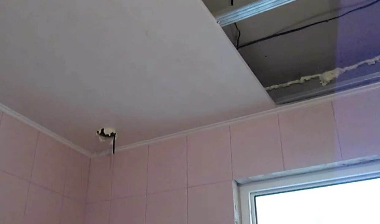 Подвесной потолок из пластиковых панелей. Навесной панельный потолок. Потолок из ПВХ панелей в хрущевке на кухне. Пластиковый потолок на кухне. Потолок из сэндвич панелей