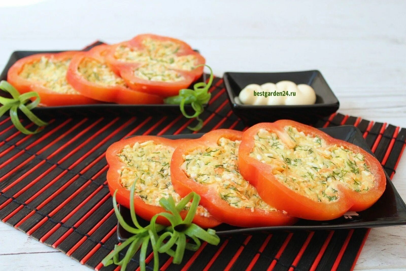 Запеченный перец с сыром. Закуска с болгарским перцем. Рецепт болгарского перца с сыром. Перец фаршированный сыром. Перец фаршированный лодочки.