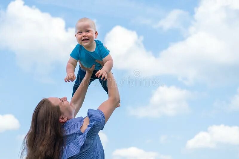 Поднимают детские. Мама поднимает ребенка. Мать подняла ребенка на руках. Мама с малышом в голубом. Мамы подкидывает ребенка вверх.
