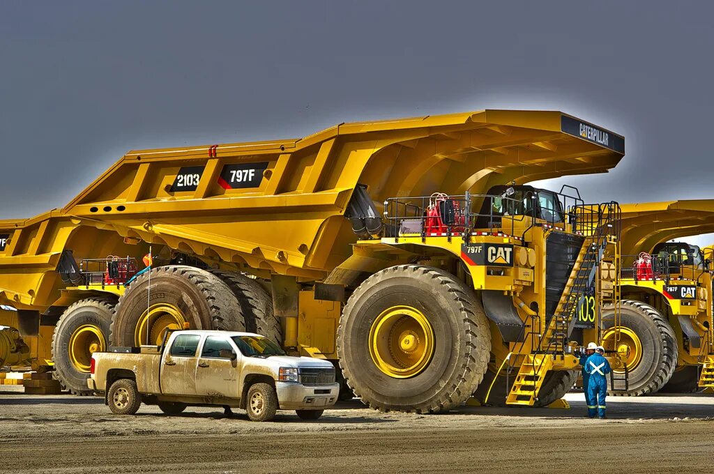 Карьерный самосвал Caterpillar 797f. Катерпиллер 797 f. Карьерный самосвал БЕЛАЗ Катерпиллер 797. Грузовик Катерпиллер 797. Строительная техника видео