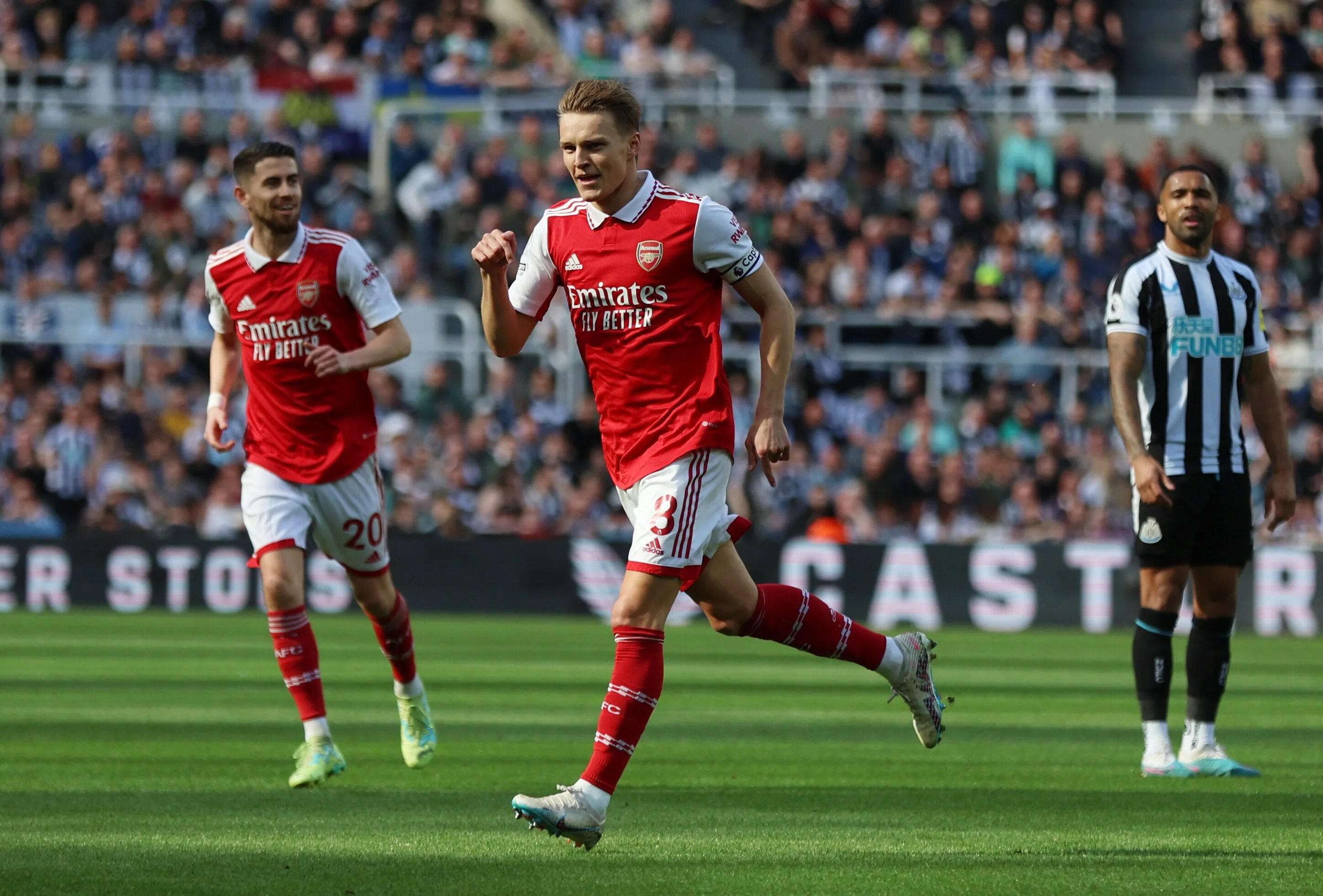 Arsenal newcastle. Одегард Арсенал. Ньюкасл Арсенал 2 0. Манчестер Англия. Манчестер Юнайтед.