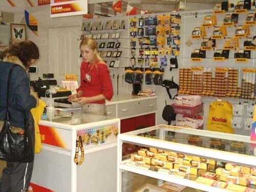 Снежная королева магазин продавцы. Кассир в супермаркете. Работник торгового зала мытищи. Требуется продавец. Работа продавец королев.