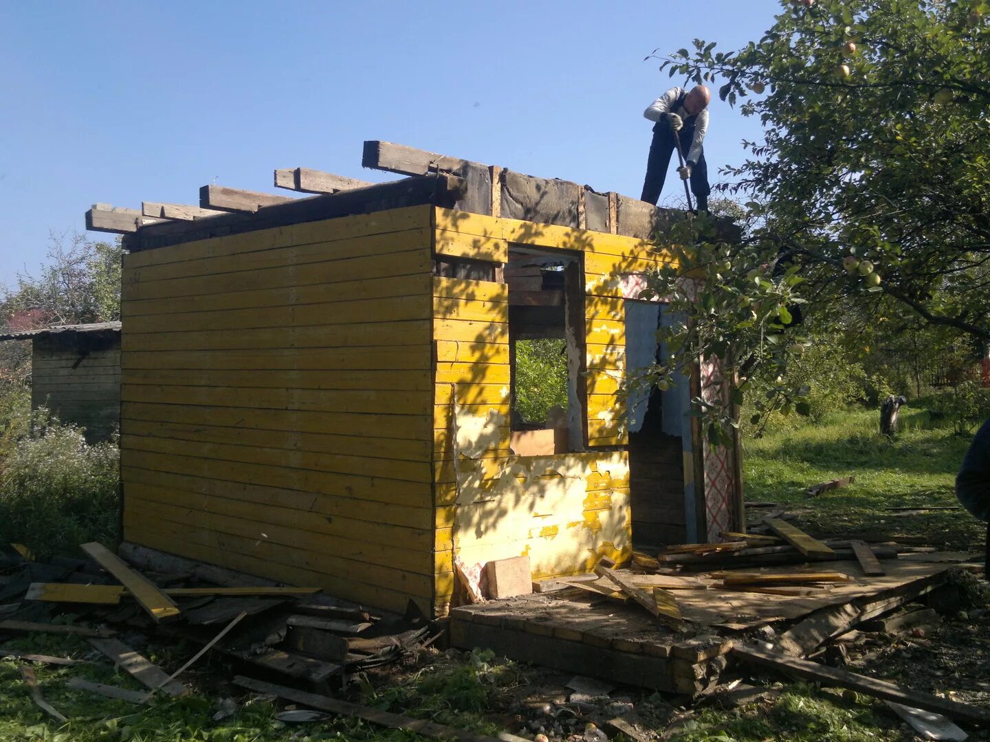 Демонтаж дачного дома. Демонтаж бани. снос сарая. разобранный сарай. демонтаж дачного сарая.