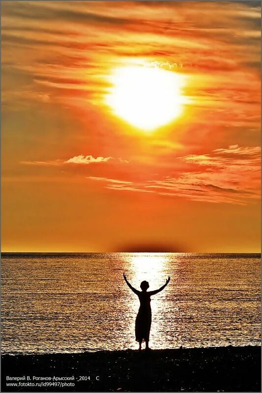 Закат после дождя. Человек молится богу. Солнечная дорога. Дерево на рассвете. Грядущее солнце.