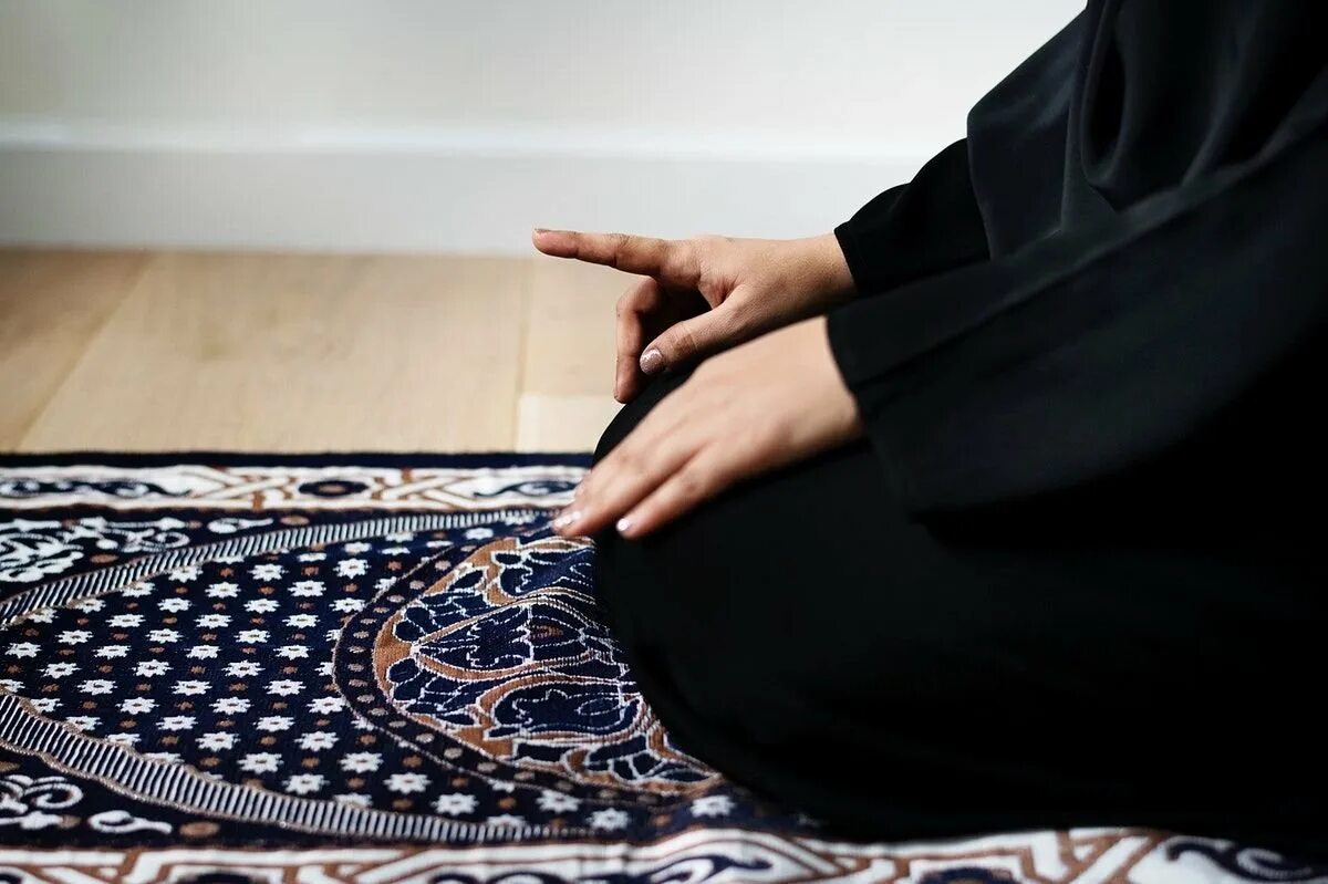 Коврик читающий намаз. Мусульманка на коврике. Мусульманка на ковре. Мусульманка на молитвенном коврике. Коврик для молитвы у мусульман.
