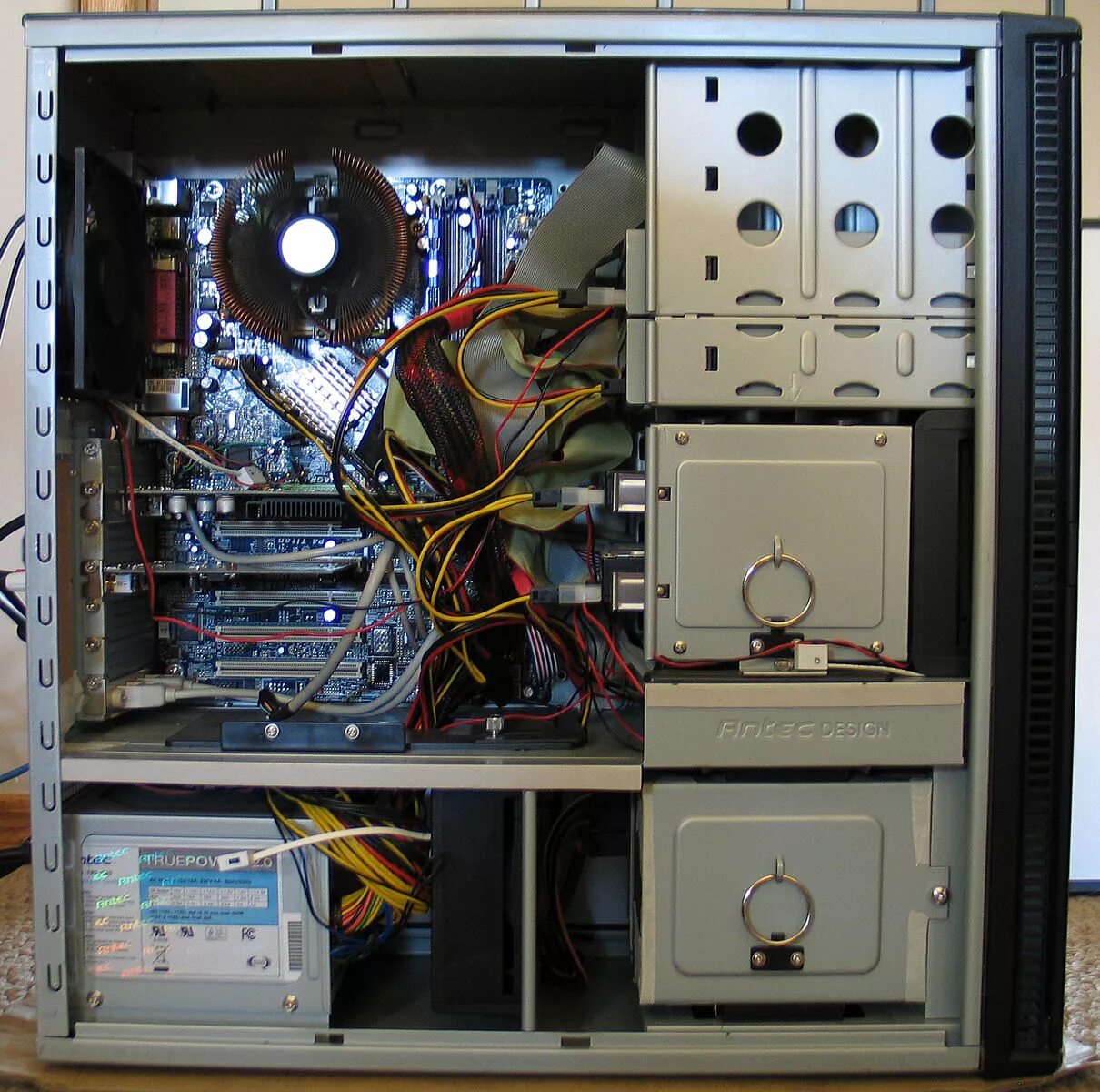 Файл:2014 Modding komputera 01.jpg - Википедия