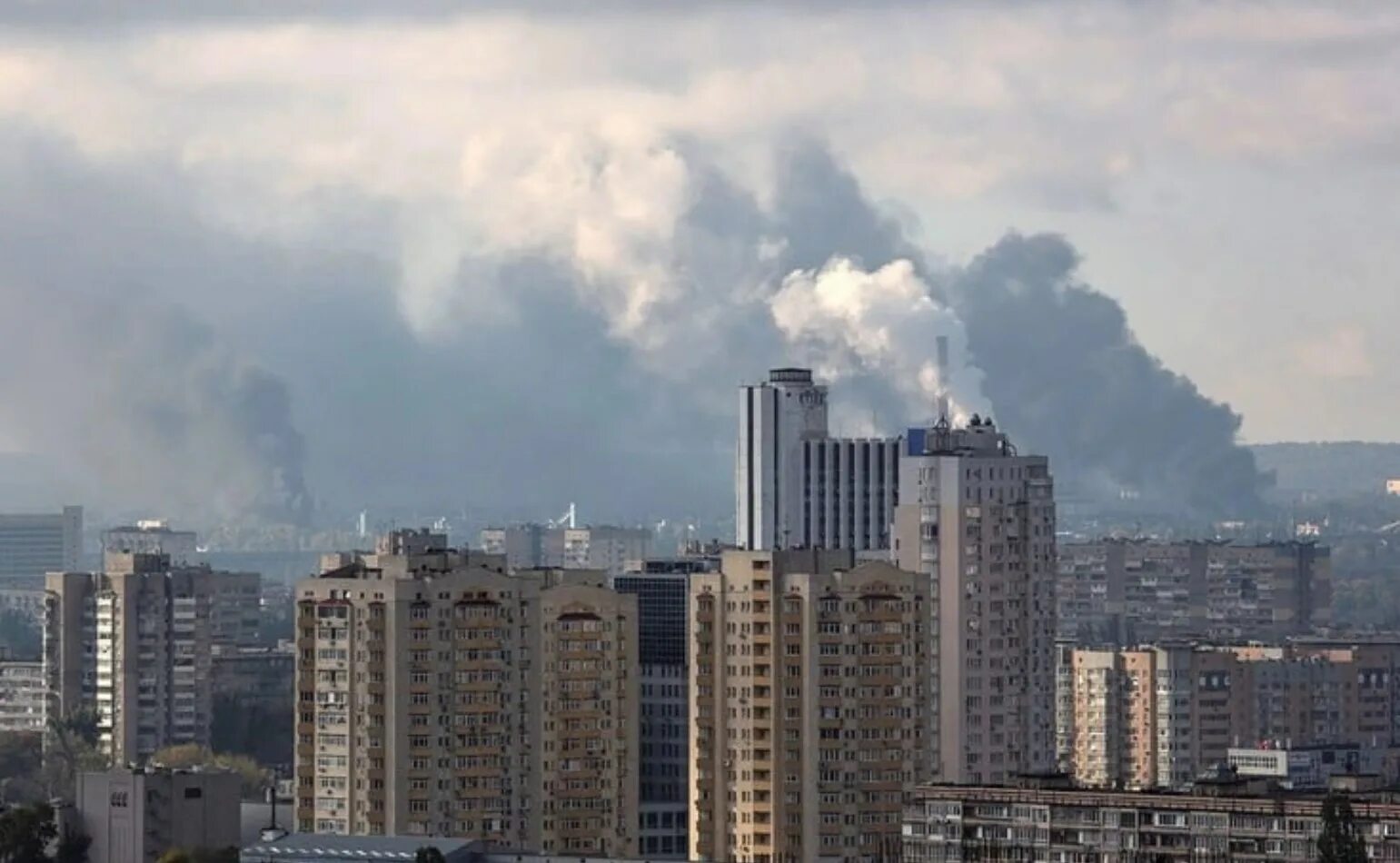 Украинские сми в москве. В Киеве и Киевской области объявили воздушную тревогу. Центр Киева сейчас. Взрывы в Киеве. Взрывы в Одессе.