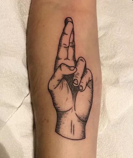 Тату на ладони. Тату скрещенные пальцы. Скрещенные пальцы эскиз. Тату два пальца. Мир два пальца тату.