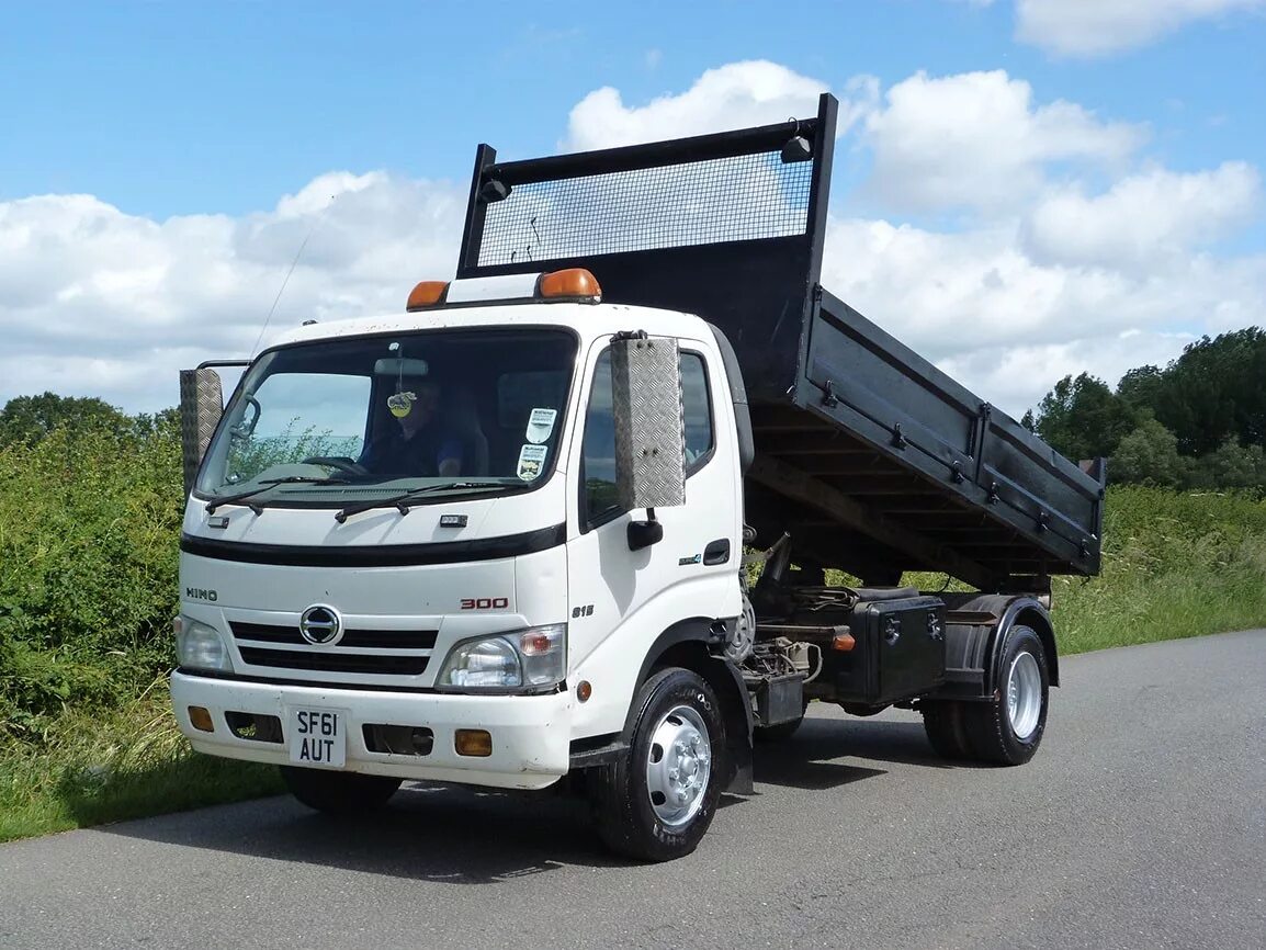 Грузовики бу 3 тонны. Hino 300 815. Hino 300 4х4. Hino самосвал 4x2 7500кг. Хино 300 4 тонн.