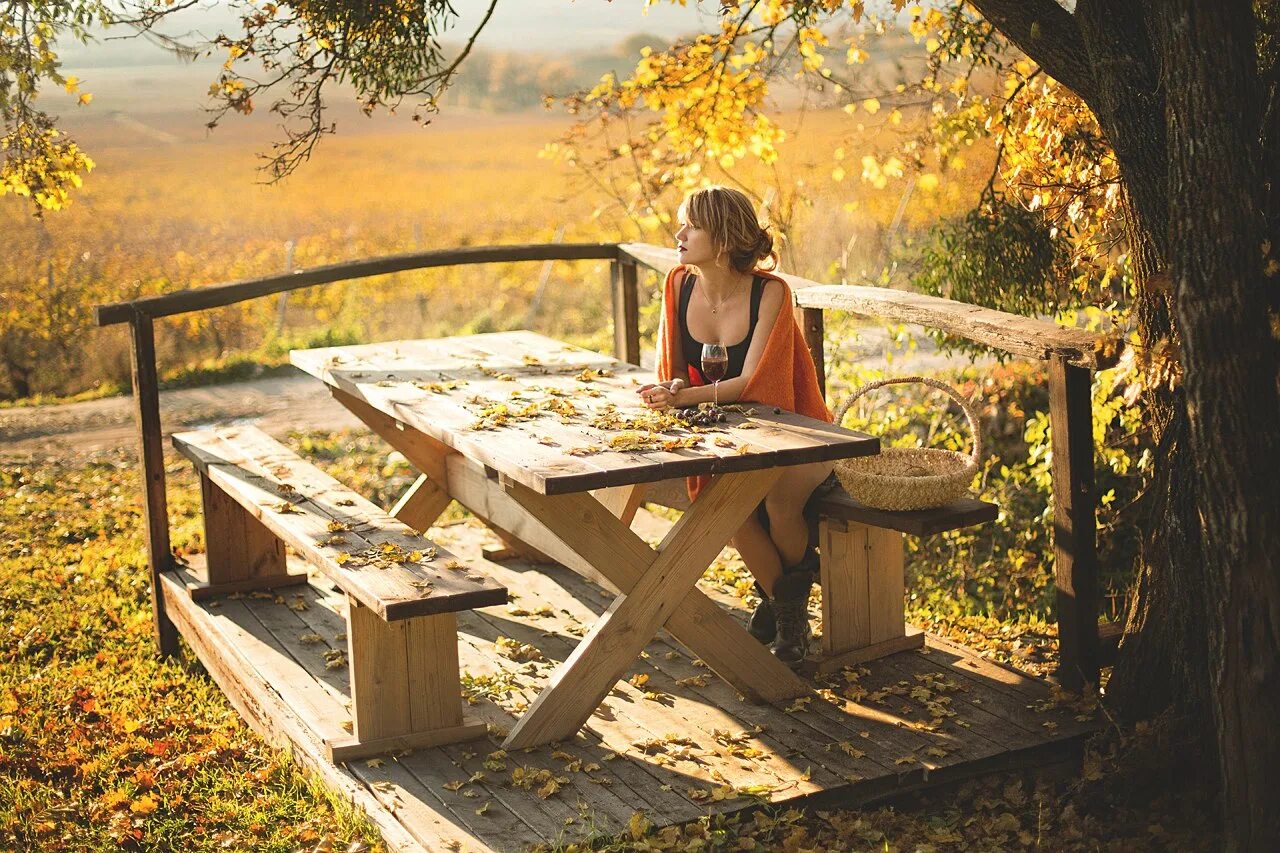 Девушка с книгой на лавочке. Один день из жизни лавочки. Идеальное место. Осень ... Она в мелочах....