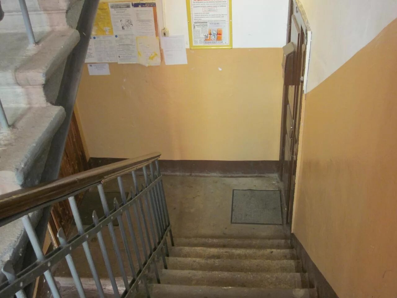 Лестничная площадка. Лестничная площадка. Лестница в новостройке. Лестничный пролет в подъезде. Камера в подъезде.