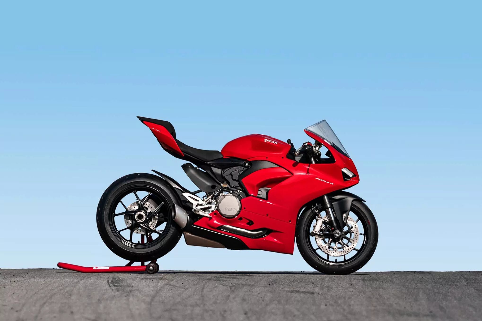 Дукати v2 2020. Panigale v2. Ducati Panigale v2 White. Дукати Panigale v2 2020 год.